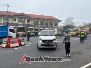 Personel Pos Pam Penelokan Ops Lilin Agung 2025 Hadir Wujudkan Kamseltibcarlantas di Kawasan Wisata