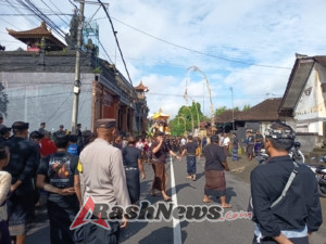 Bhabinkamtibmas Desa Marga Dauh Puri Pengamanan Upacara Ngaben