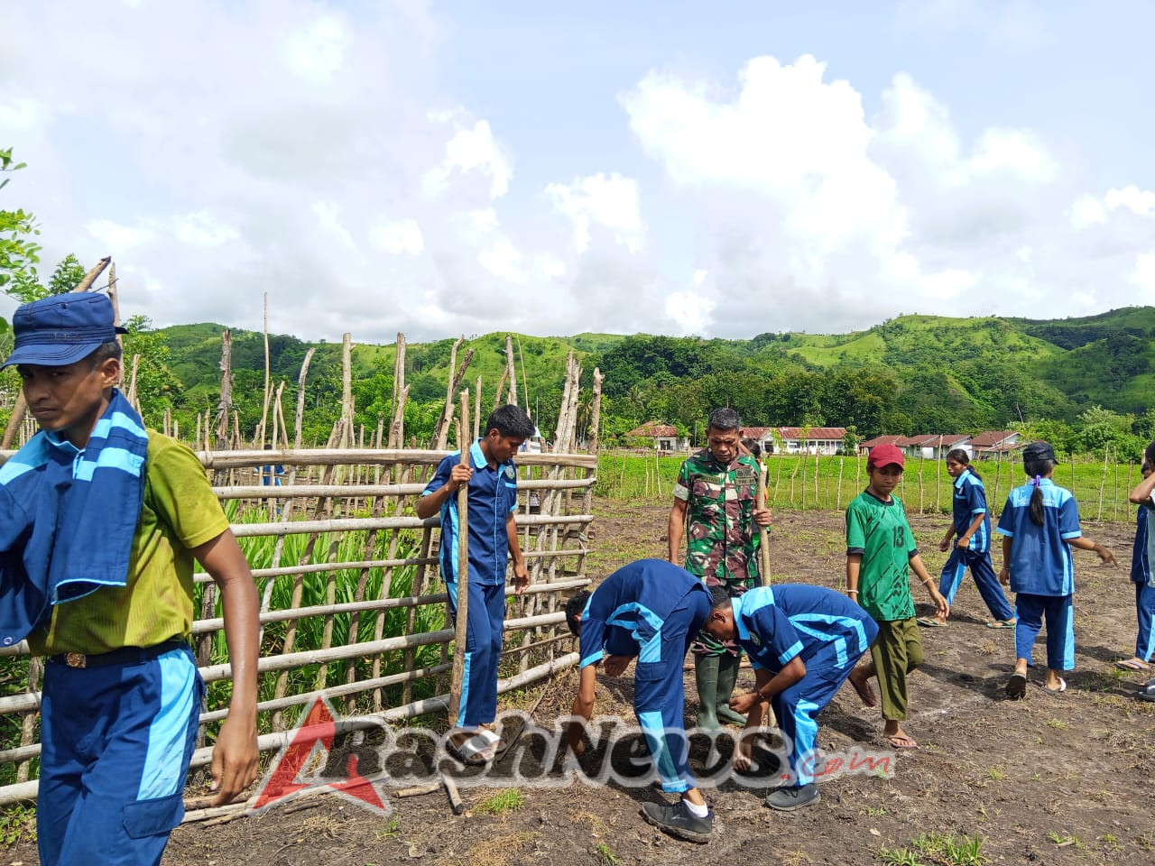 Sinergi TNI dan Dunia Pendidikan, Penanaman Padi Ladang di Kebun SMKN 1 Tabundung