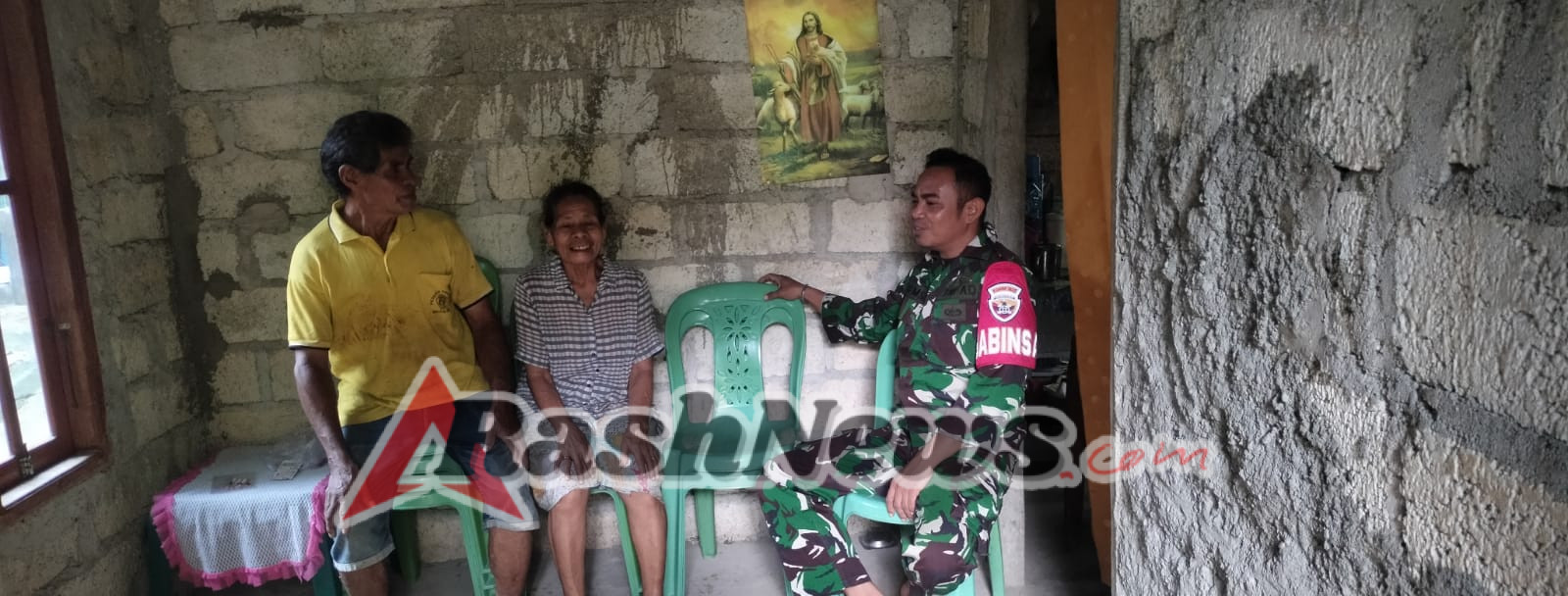 Melalui Komsos, Babinsa Ajak Warga Desa Anarae Tingkatkan Kepedulian Sosial