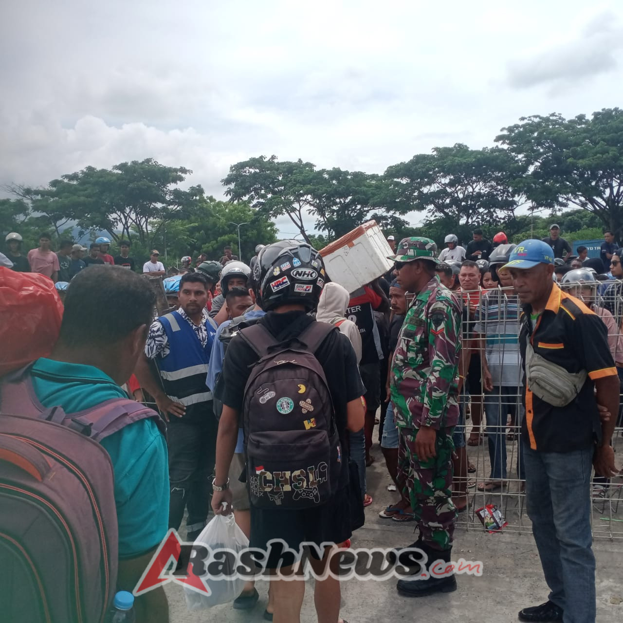 Babinsa Koramil 1624-03/Lewoleba Perketat Pengamanan Pelabuhan Jelang Nataru