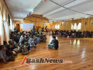 Sentuhan Kasih TNI di Hari Natal, Satgas Yonif 743/PSY Berbagi Bingkisan  Dan  Pohon Natal di Gereja Imanuel