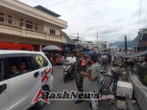 Melalui Komsos dan Pamwil, Babinsa Perkuat Keamanan Pasar Wolowona