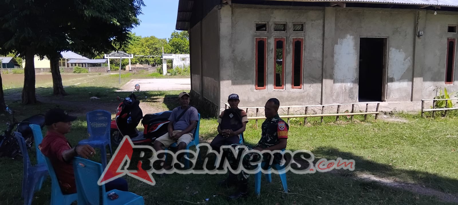 Babinsa dan Warga Desa Mukureku Tingkatkan Kemanunggalan TNI-Rakyat Melalui Komsos