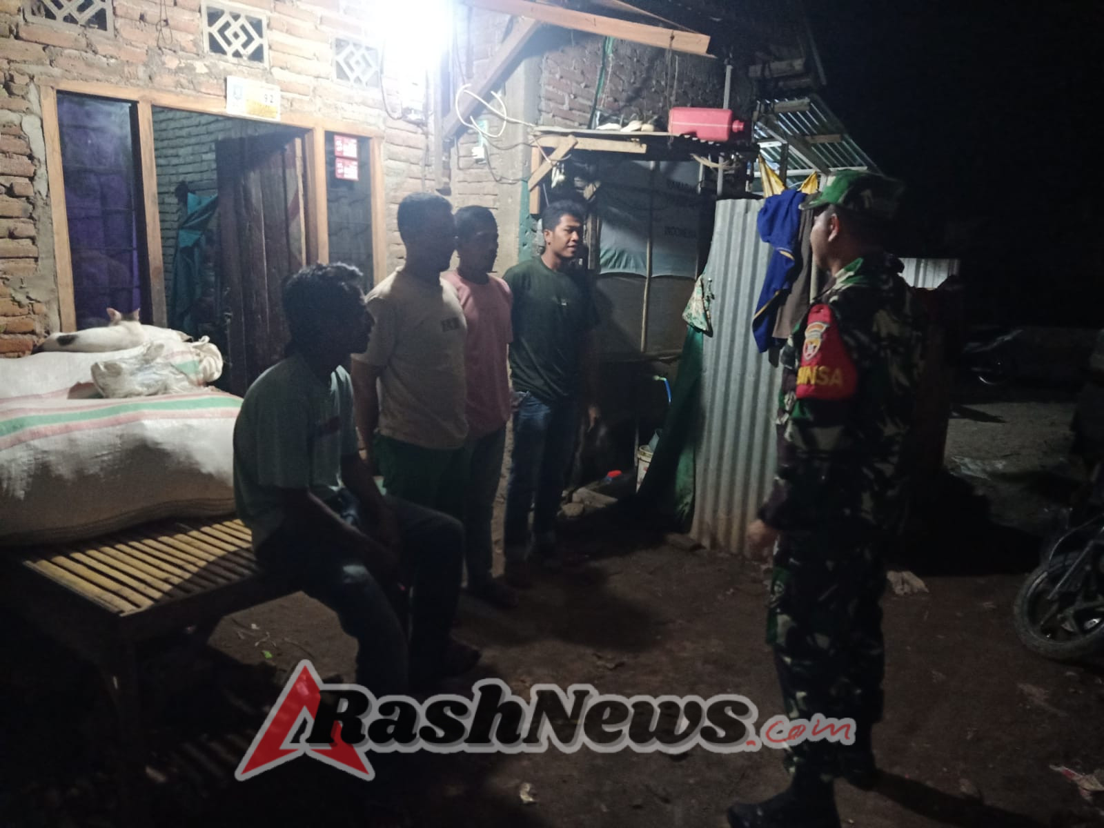 Babinsa Desa Rada Sosialisasikan Bahaya Alkohol dan Perkuat Silaturahmi Warga