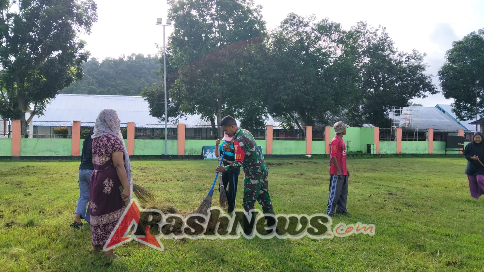 Babinsa Desa Sermong Bersama Masyarakat Sukseskan Penutupan Harla Desa 2025