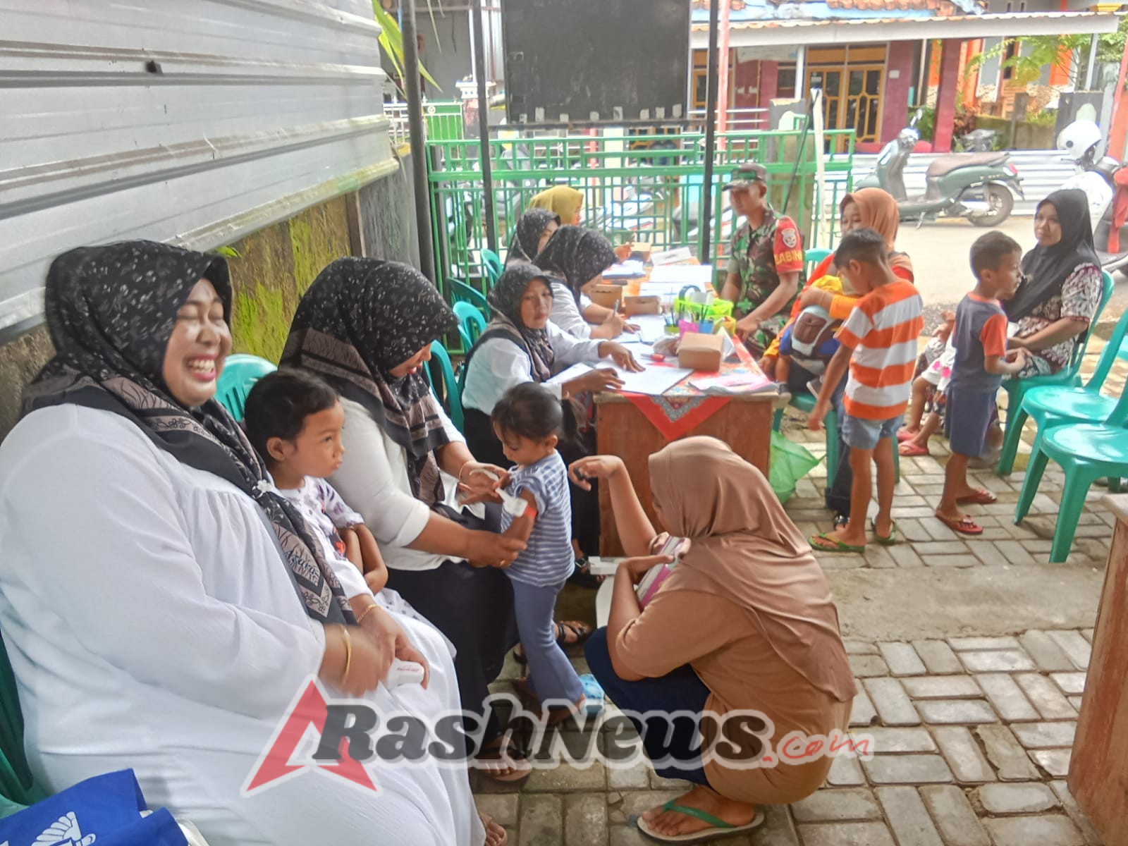 Pelayanan Gizi dan Penimbangan Balita di Lamontet A Didampingi Babinsa