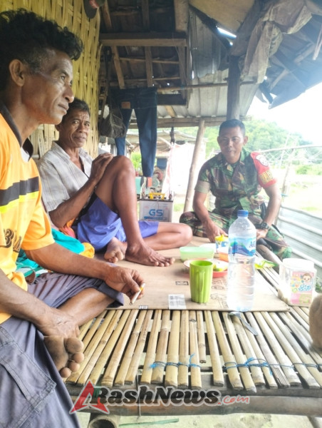 Babinsa Desa Kalimantong Pantau Wilayah Binaan melalui Kegiatan Komsos