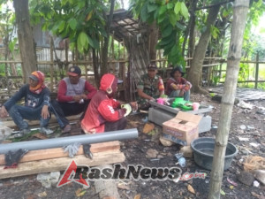 Komsos Babinsa Seteluk Dukung Kelancaran Pembangunan RTLH Desa Desaloka