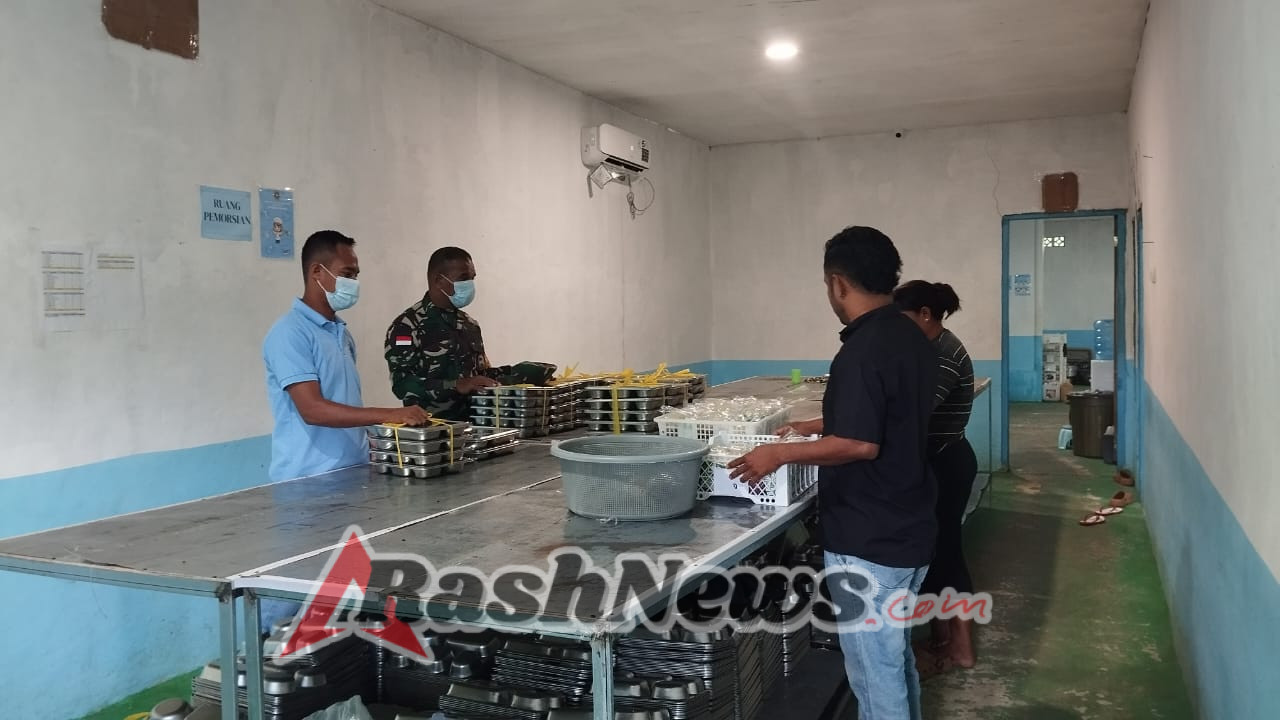Sinergi TNI dan Pihak Ketiga, Pemberian Makanan Bergizi Digelar di Kecamatan Rote Timur