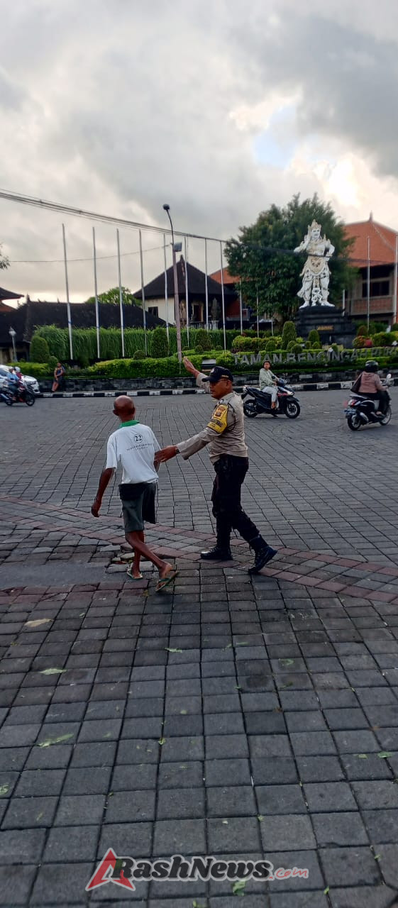 Wujud Polisi Humanis, Personel Polsek Mengwi Bantu Warga Lanjut Usia Menyeberang Jalan