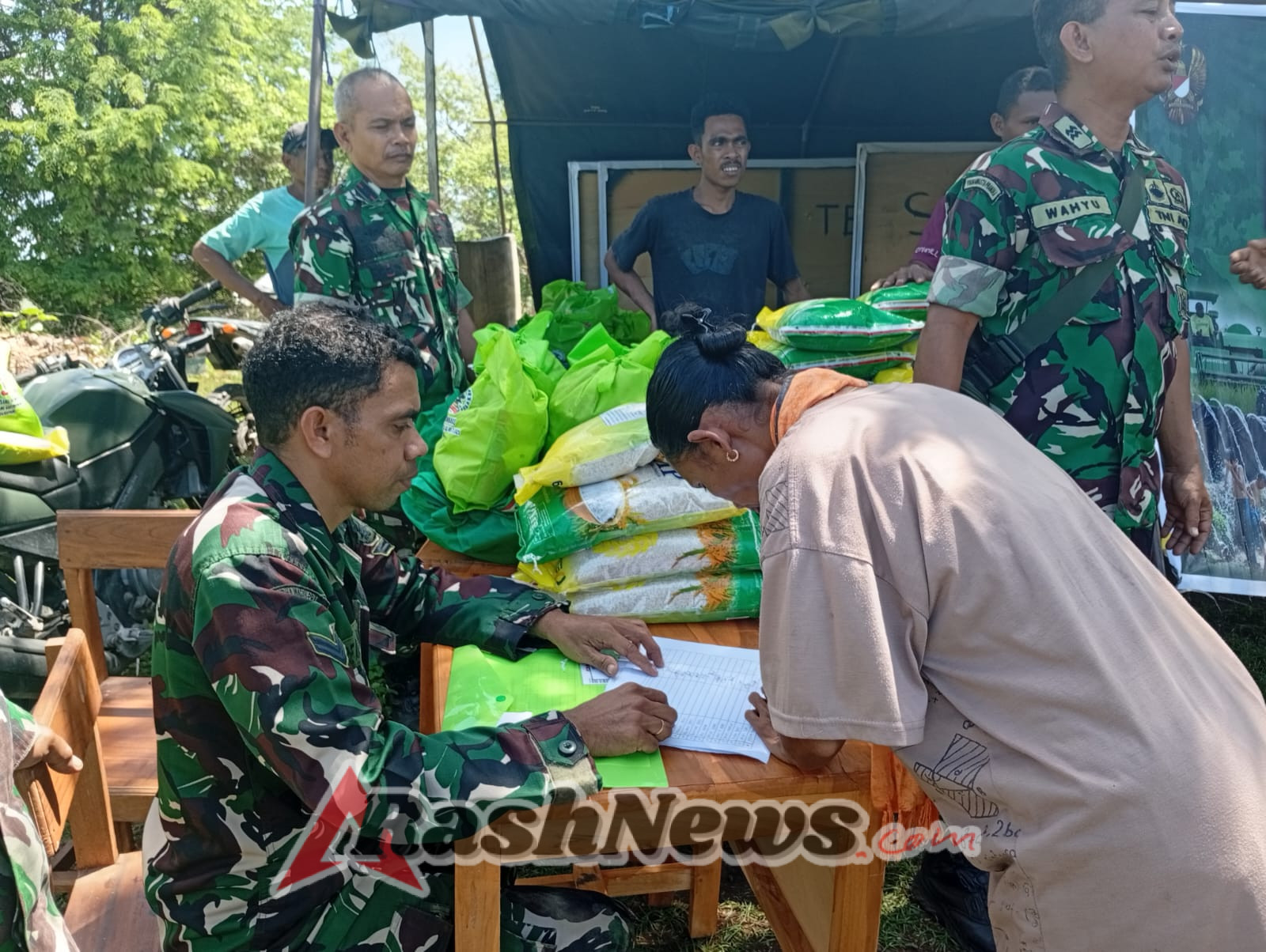 Bansos Perbatasan Bukti Nyata Kepedulian Kodim 1604