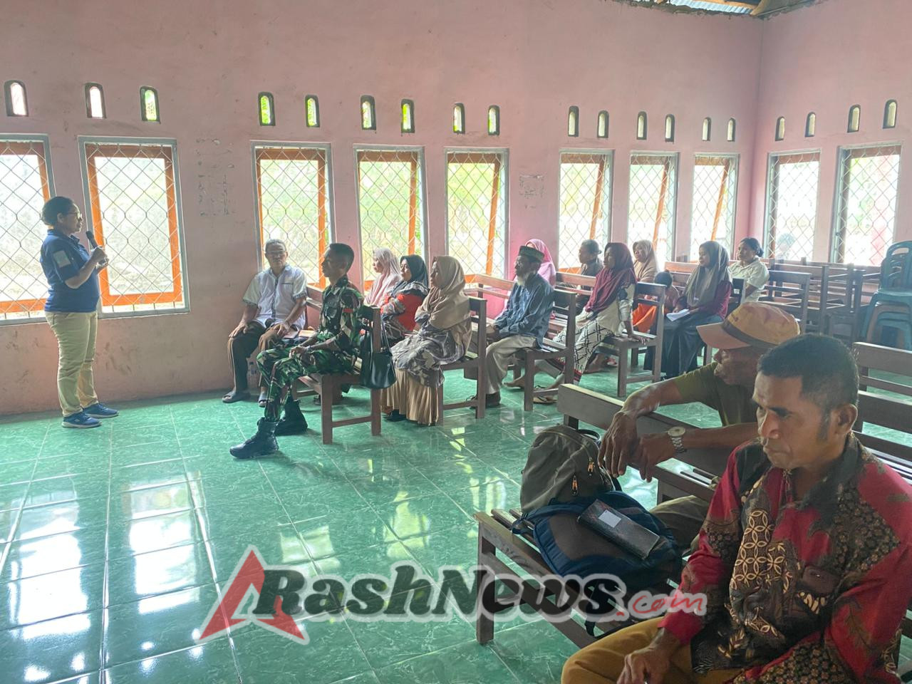 Babinsa Koramil 1624-04/Omesuri Turut Serta dalam Rapat Pembentukan Desa Ramah Perempuan dan Peduli Anak