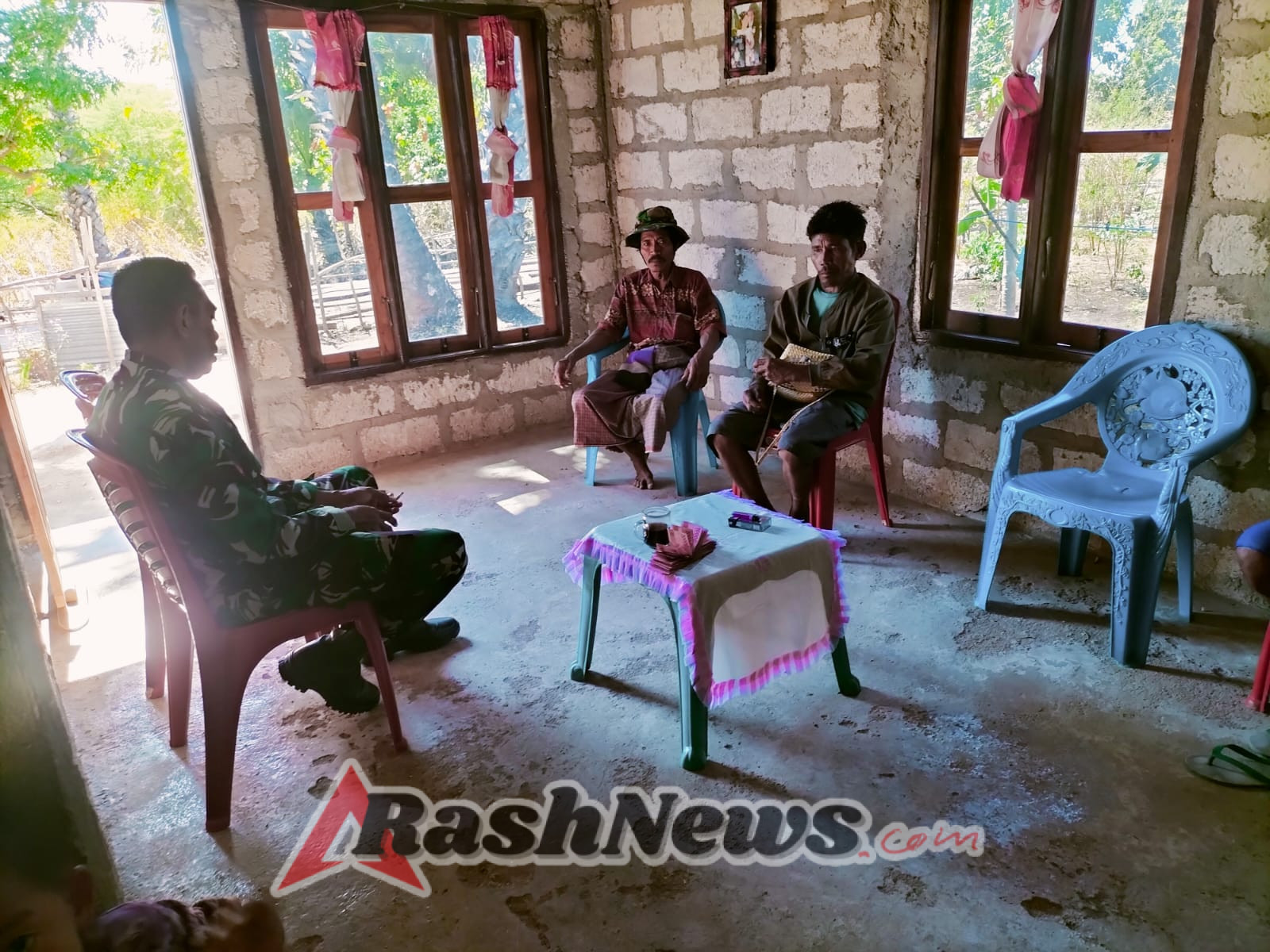 Monitoring Wilayah, Babinsa Koramil Baa Perkuat Komsos dengan Warga Binaan