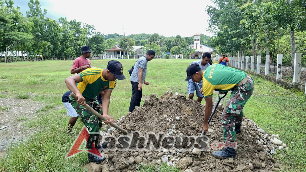 Peduli Umat, Satgas Pamtas Laksanakan Pemerataan Jalan di Gereja Fatuketi