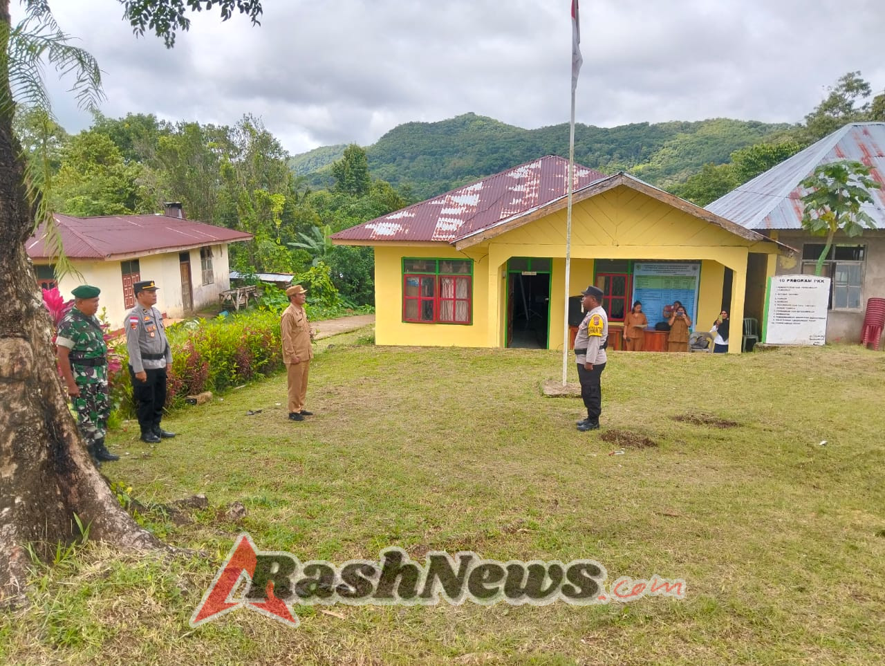 Sinergi Tanpa Batas, Personel Koramil 1630-02/Lembor Siap Amankan Perayaan Natal dan Tahun Baru di Mbeliling