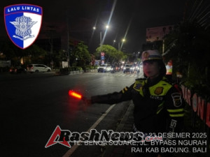 Personel Operasi Lilin Agung 2025 Sigap Urai Kepadatan Lalu Lintas di Kota Denpasar dan Sekitarnya