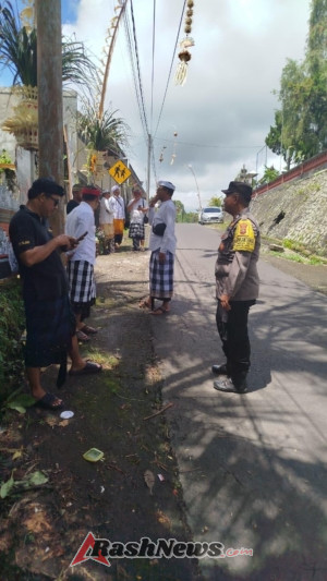 Bhabinkamtibmas Desa Perean Tengah Amankan Uleman Upacara Ngenteg Linggih di Desa Adat Berteh