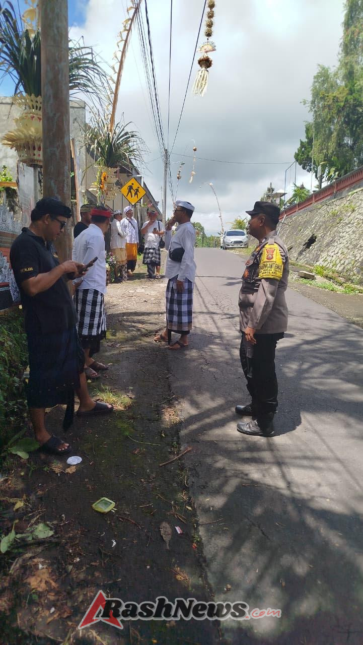 Bhabinkamtibmas Desa Perean Tengah Amankan Uleman Upacara Ngenteg Linggih di Desa Adat Berteh