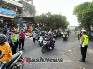 Jaga Kelancaran Nataru, Personel Pos Terpadu Gatot Subroto Siaga di Kawasan Pasar Timur Amlapura