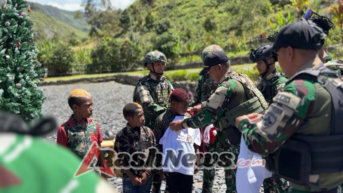Sambut Hari Natal, Satgas Yonif 743/PSY Berbagi Bingkisan Kasih Bersama Jemaat Gereja Berkat Muara