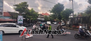 Polsek Mengwi Lakukan Pengaturan Lalu Lintas di Simpang Pasar Cepaka Kapal
