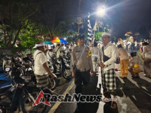 Bhabinkamtibmas Desa Buduk Atensi Kegiatan Pemayuh Jagat Lan Nangluk Merana