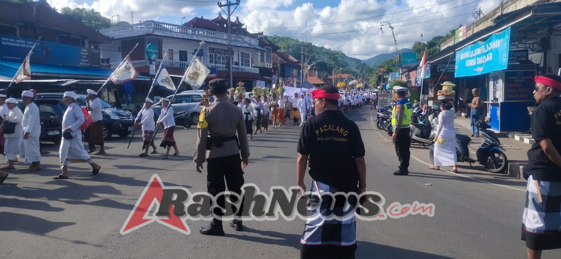 Polsek Padangbai Bersinergi dengan Pecalang Amankan Rangkaian Piodalan di Pura Silayukti