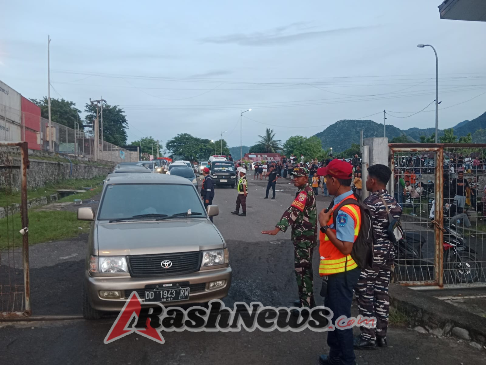 TNI Hadir di Tengah Masyarakat, Babinsa Amankan Aktivitas Kapal Darma Rucitra VIII di Pelabuhan IPPI Ende