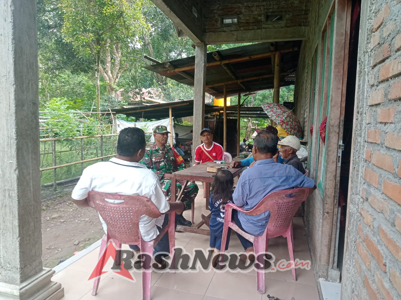 Jaga Kamtibmas Desa, Babinsa Ajak Warga Kebesani Peduli Keamanan Lingkungan