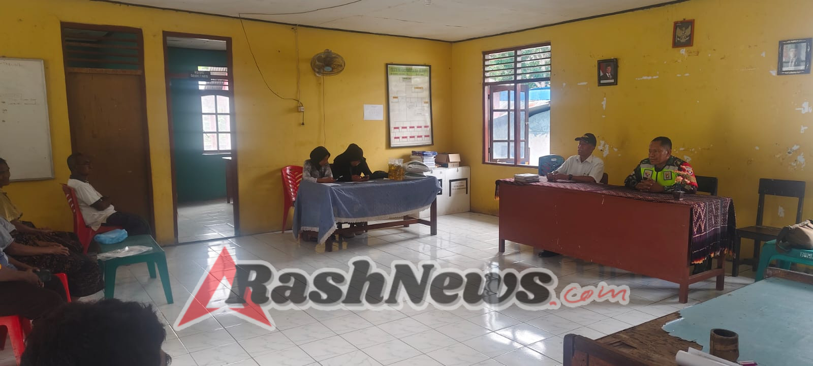 TNI AD Melalui Babinsa Jaga Kamtibmas Saat Kegiatan Masyarakat di Desa Beramari