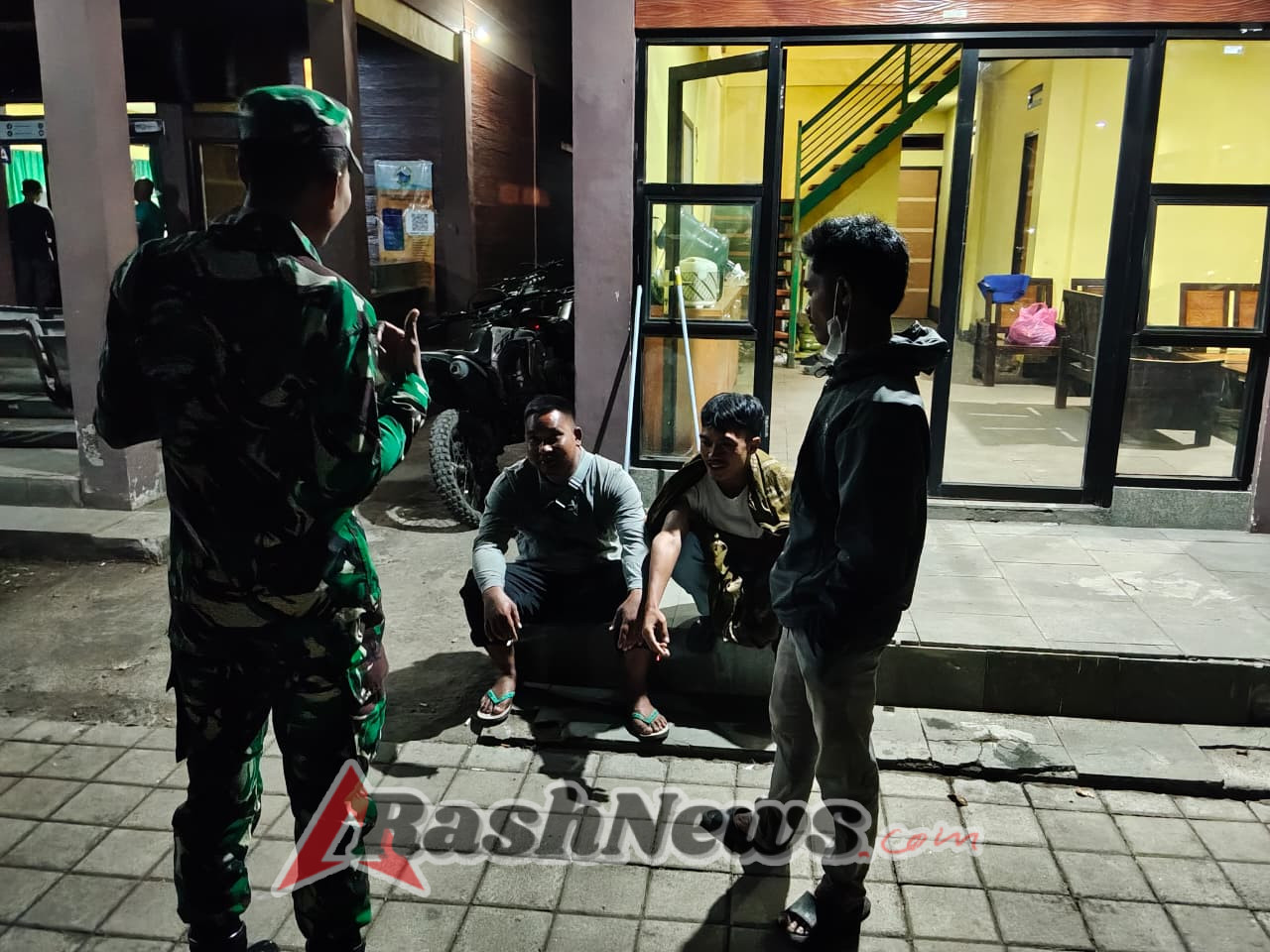 Babinsa Ramil 1615-10/Sembalun Praka Gunadi Laksanakan Patroli Malam di Dusun Mentagi