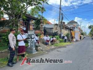 Bhabinkamtibmas  Desa Buwit Laksanakan Pengamanan Upacara Ngenteg Linggih