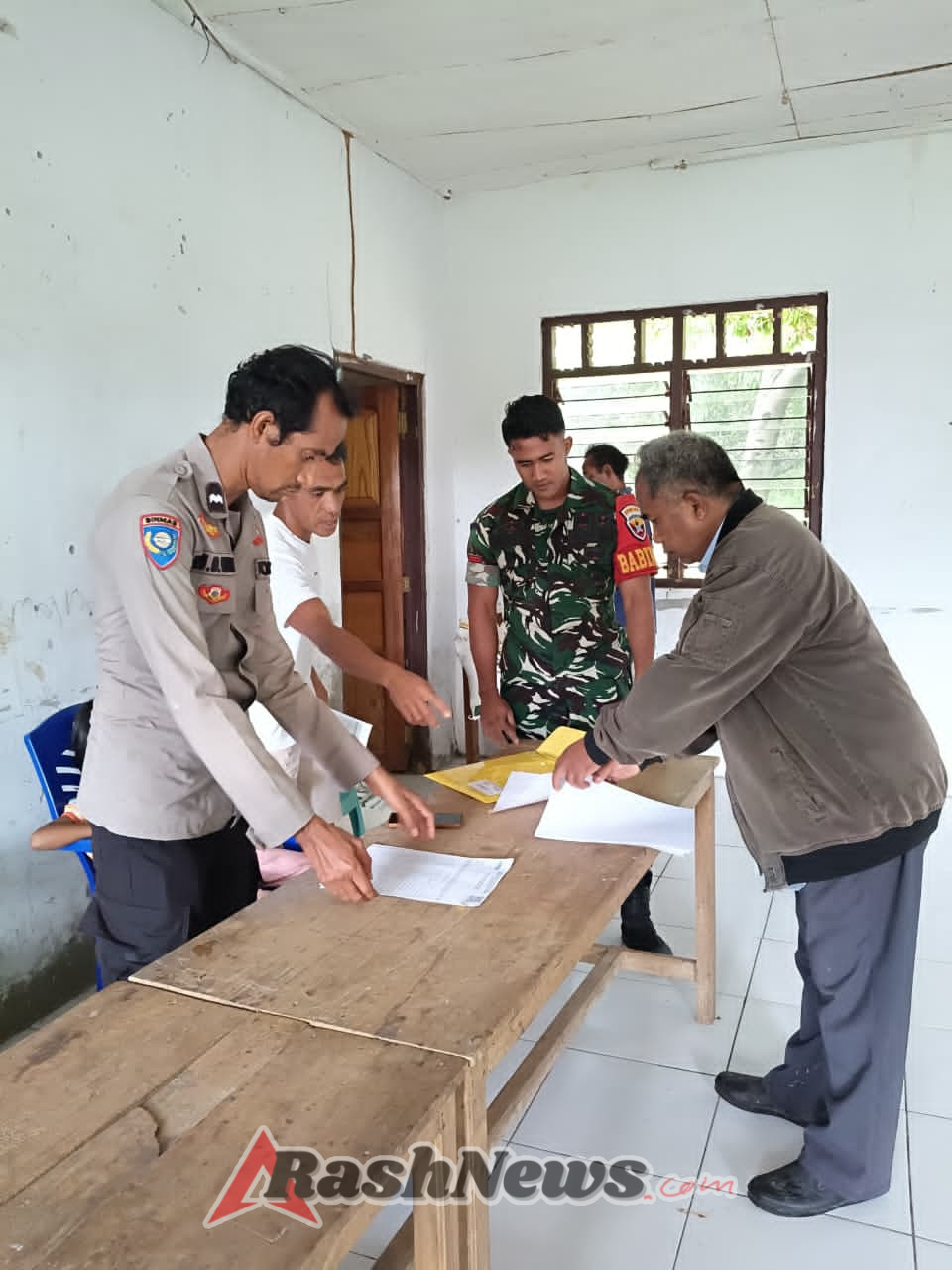 Babinsa Koramil Rindi Umalulu Pastikan Pembagian Banpangan Berjalan Tertib dan Aman