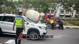 Personil Sat Lantas Polres Bandara Sigap Bantu Dorong Truk Mogok