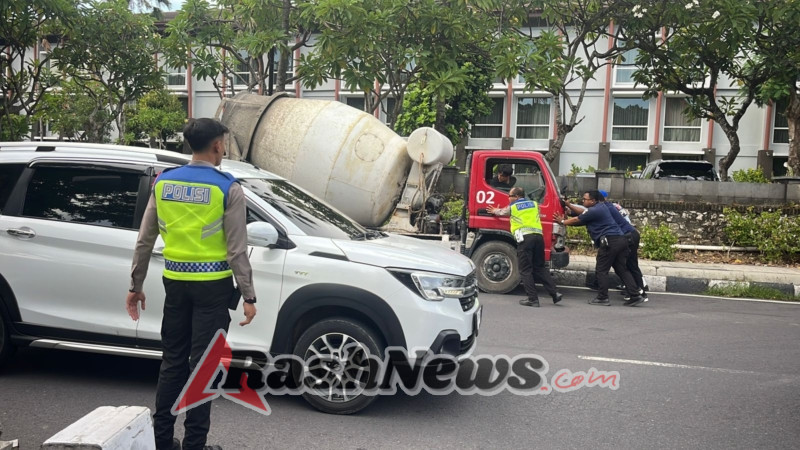 Personil Sat Lantas Polres Bandara Sigap Bantu Dorong Truk Mogok