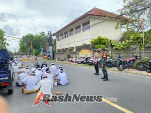 Tegaskan Sinergi Dan Peran Aktif TNI, Danrarmil Banjarangkan Instruksikan Dua Babinsa Kawal Dan Amankan Kegiatan Keagamaan