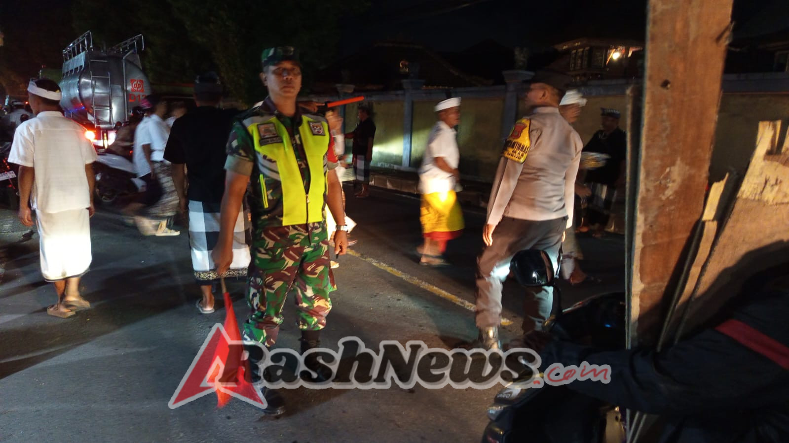 Peran Babinsa Desa Mas Ciptakan Persembahyangan Bersama Aman dan Tertib