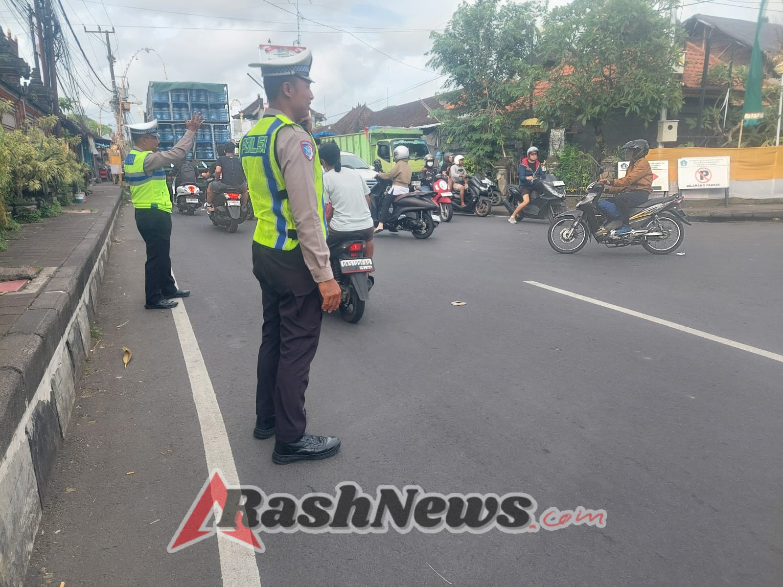 Hadir Di Tengah Aktivitas Masyarakat, Polsek Abiansemal Pastikan Lalin Aman & Tertib Sore Hari