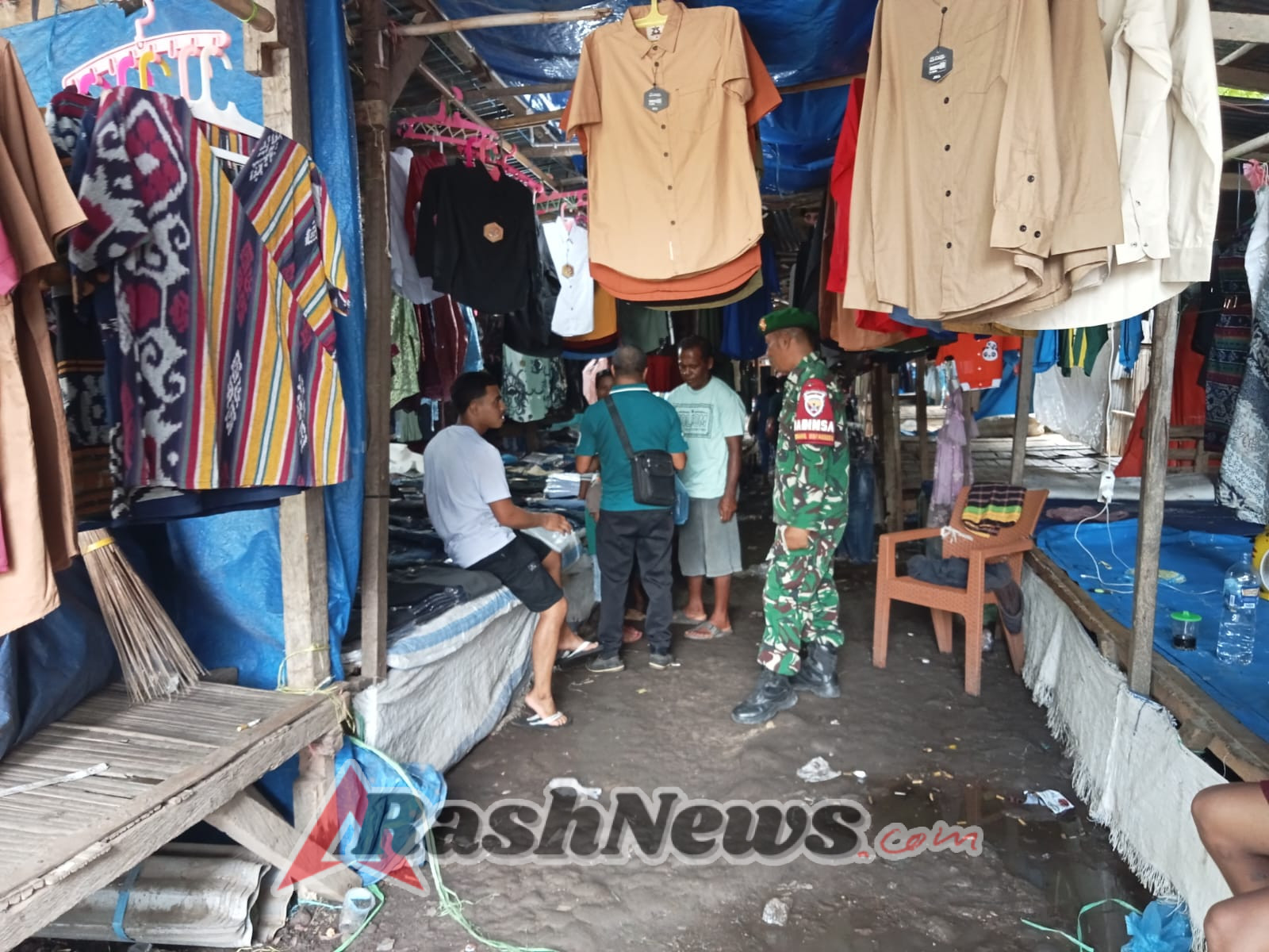 Babinsa Koramil 1625-05/Aesesa Laksanakan Monitoring dan Patroli di Pasar Danga Mbay