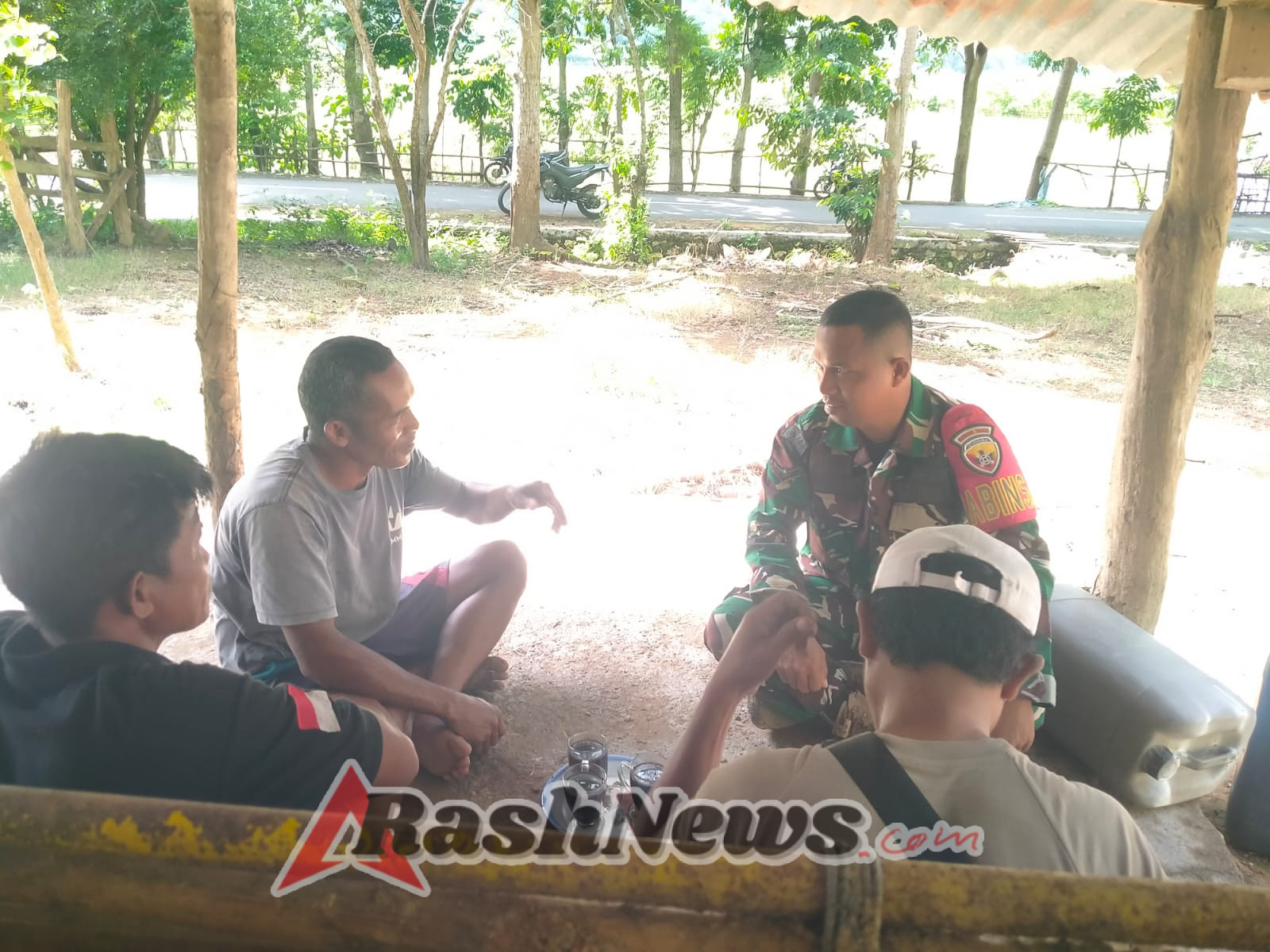 Komsos Babinsa Dasan Anyar Wujudkan Wilayah Aman dan Kondusif