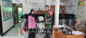 Babinsa Koramil Taliwang Dampingi Pembagian Bak Sampah untuk Warga Desa Tamekan