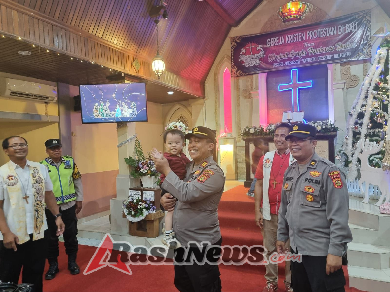 Kapolsek Kerambitan pimpin Pengamanan Ibadah Malam Kudus dan Perayaan Natal di GKPB Jemaat Suluh Kasih Tibubiu