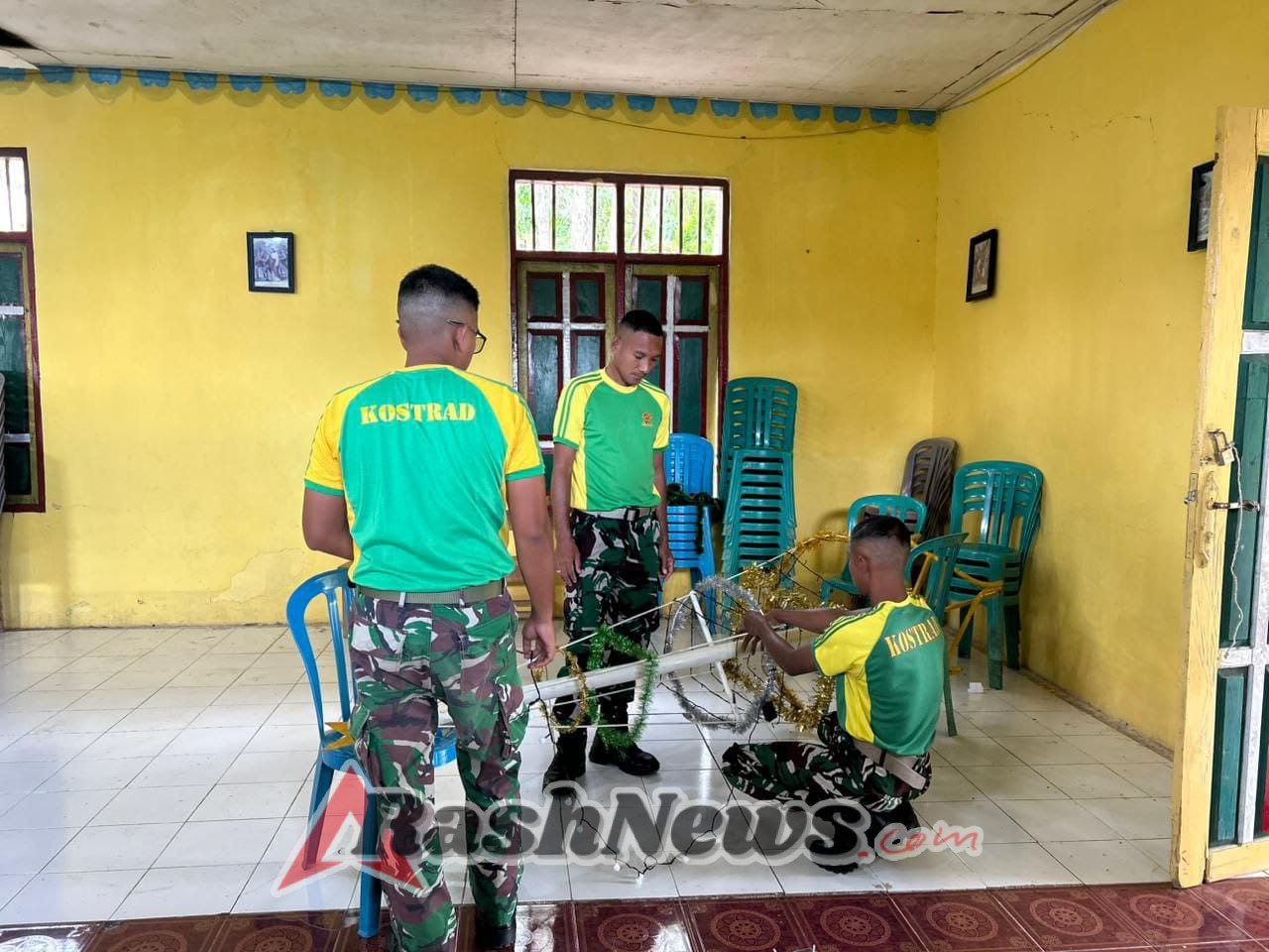 Kebersamaan di Perbatasan, Satgas Pamtas Yonarhanud 2 Kostrad Adakan Pembuatan Pohon Natal