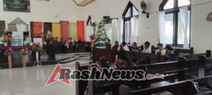 Koptu Meli Sudarli dan Praka Moch Rio Aldian Hadiri Undian Natal 2025 di Gereja Eklesia Oehandi