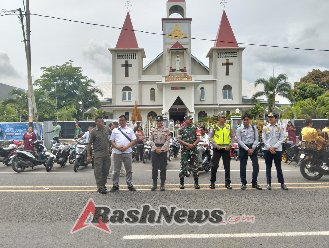 Babinsa Koramil 1624-03/Lewoleba Dukung Kelancaran Ibadah Misa Natal di Lewoleba
