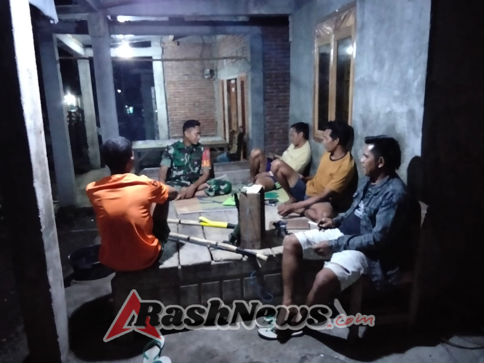 Patroli Malam Babinsa Hu’u Tingkatkan Kesadaran Warga Akan Keamanan Lingkungan