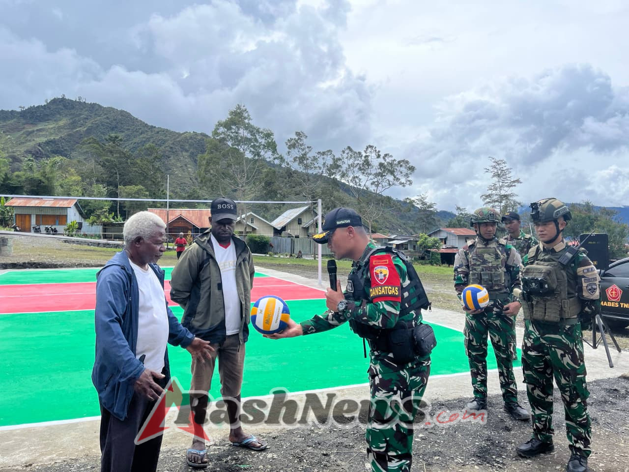 Lapangan Voli Impian Warga Papua Terwujud Berkat Satgas Yonif 743/PSY sambut Natal 2025