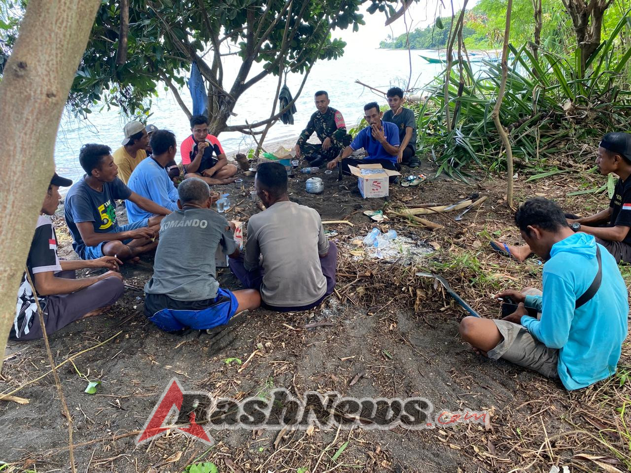Cuaca Tak Menentu, Babinsa Pekat Lakukan Komsos dengan Nelayan Dusun Ladore