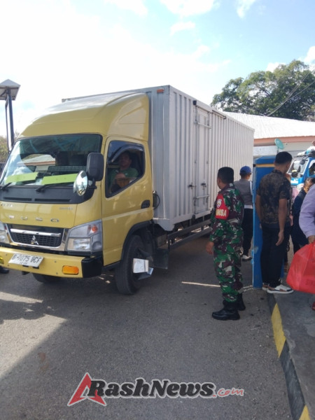 Babinsa Pantai Baru Laksanakan Pengamanan Kedatangan KM Garda Maritim 3